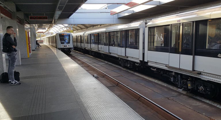 Reagált a BKV a metrószörfözős videóra: Egyetlen rossz mozdulat is végzetes lehet