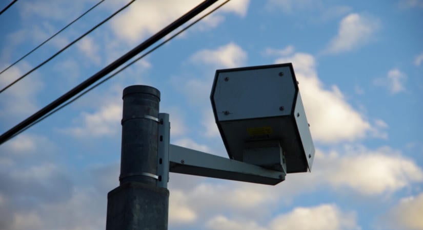 Szokatlan helyről figyel az új magyar traffipax