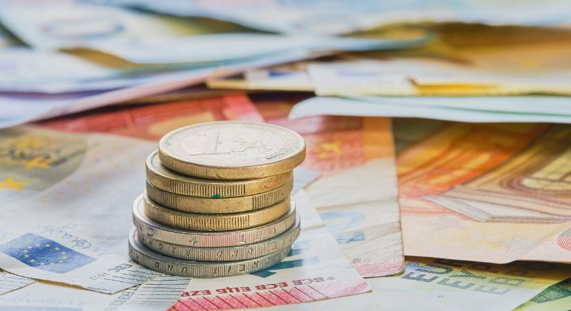 Továbbra is izmozik a forint – 390 forint alatt a három fő deviza