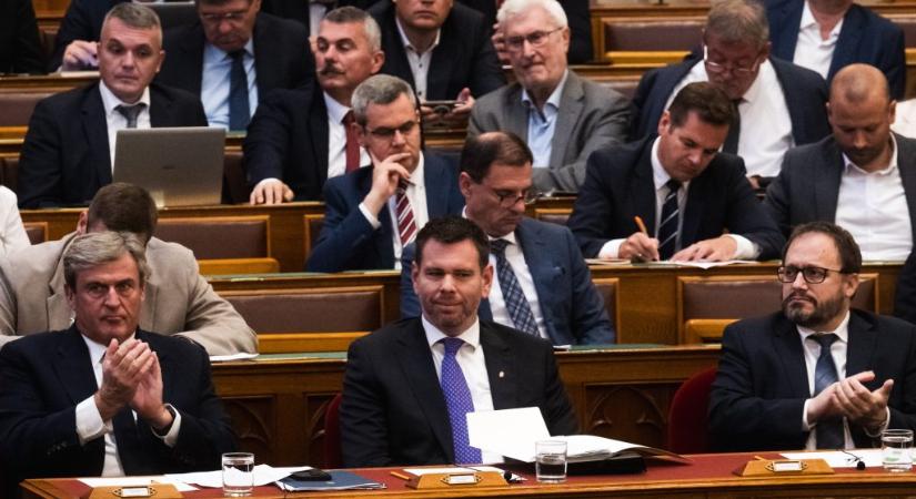 Kedden szavaz a parlament az ügynökakták megnyitásáról és a pedagógusok számára is fontos döntés születhet