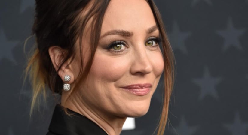 Nagy dobás: Kaley Cuoco mustársárga bársonykanapéja lehet 2027 új neutrálisa