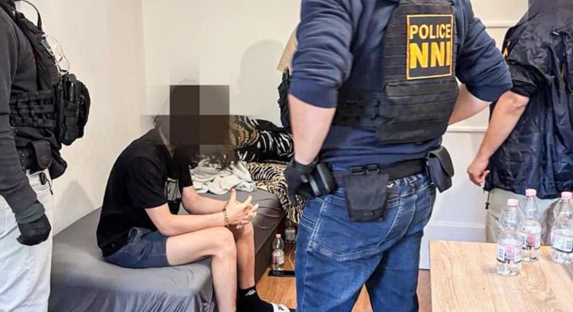 Megbeszélte az AI-jal a 16 éves győri fiú, hogy tömeges atrocitásra készül, a rendőrök mentek érte