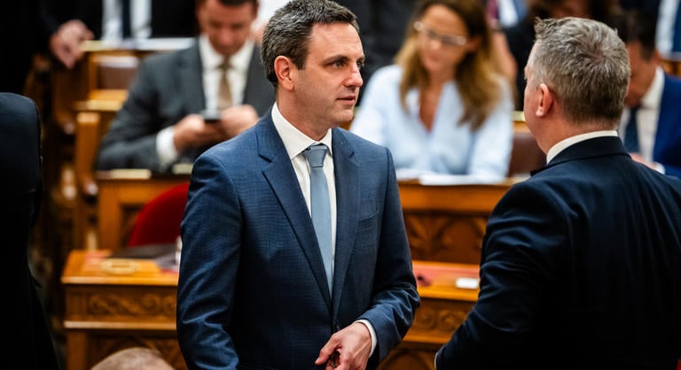 Melléthei-Barna Mártonra hivatkozva csaltak ki jelentős összegeket, megtették a szükséges lépéseket