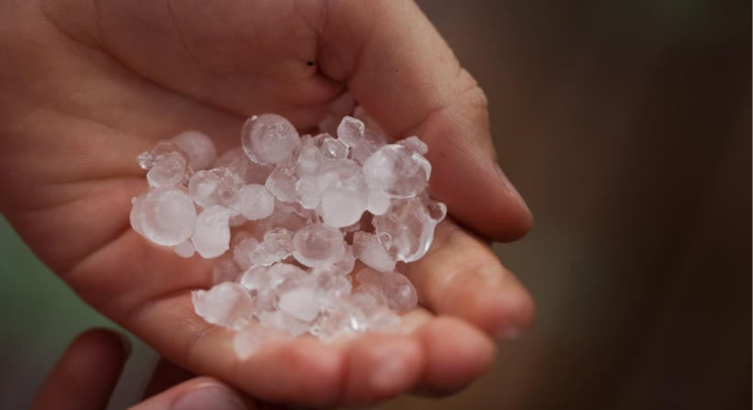 Lecsapott az ítéletidő: teljesen kifehérítette a jégeső ezt a térséget