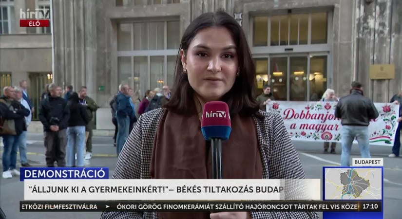 Szülői jogokért tüntetnek az Oktatási Hivatal előtt