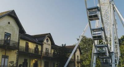 Árulják a keszthelyi móló két legendás épületét: a Hullám és a Balaton szállók