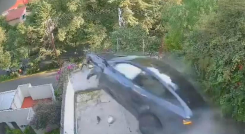 Egyenesen a kapun át repült a mélybe a Tesla