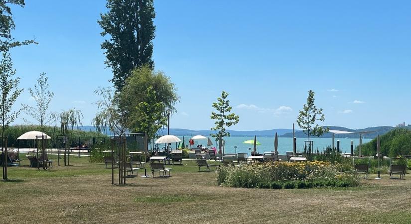 Kipróbáltuk az ország legszigorúbb strandját Balatonfüreden – Kidobhatnak egy sajtos pogácsa és egy palack ásványvíz miatt