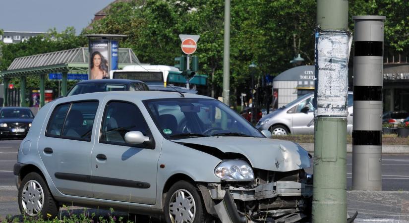 Villanyoszlopba rongyolt bele egy autó Balatonföldváron