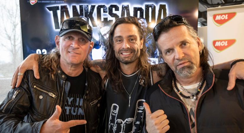Fejes Tamás, a Tankcsapda dobosa megmutatta, milyen kicsit sem rocksztáros ajándékot küldött egy rajongójuk