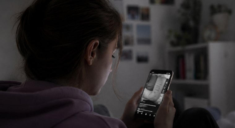 Sok fiatalkorú is láthat önsértő videókat – de a legtöbbször nem azért, mert rájuk keresett
