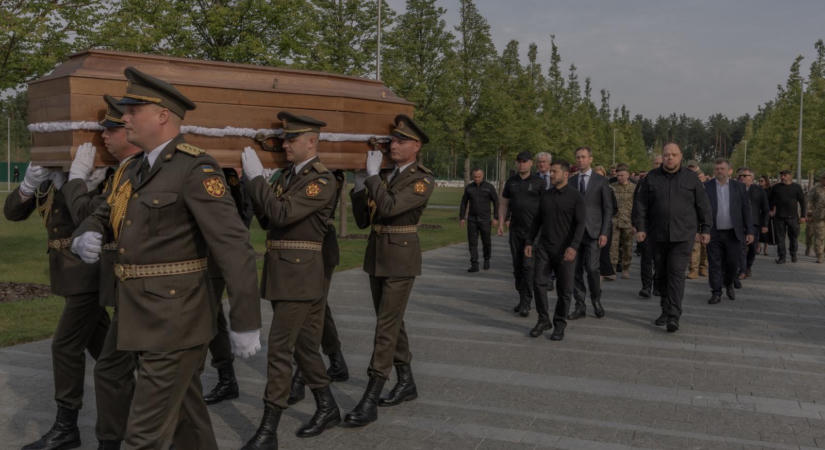 Újratemették Kijevben az ukrán nacionalisták egyik történelmi alakjának hazaszállított maradványait
