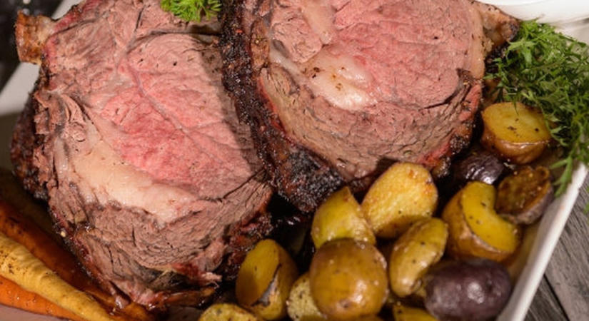 Prime rib marhaborda kétrétegű fűszerkéreggel, rózsaszín szívvel