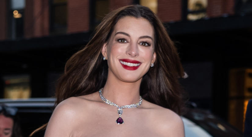 Anne Hathaway mini táskával rúgta fel az NYFW egyik legnagyobb trendjét
