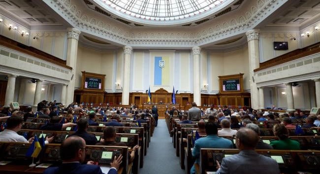 Börtön is járhat a bankkártya eladásáért Ukrajnában, a parlament támogatta a tervet