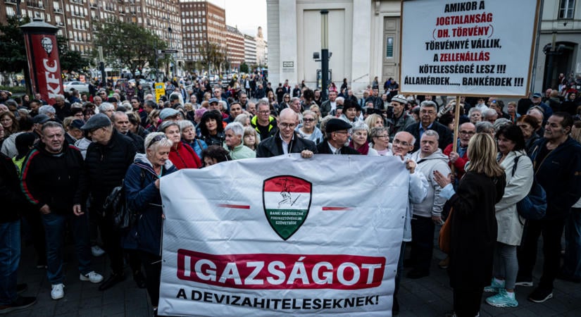 Fáklyás tüntetők jelentek meg Budapest belvárosában
