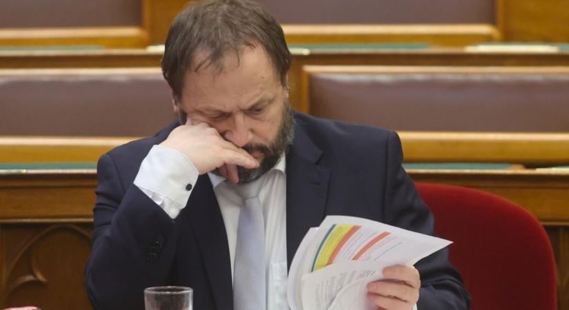 Kármán András bemutatta „a valóság költségvetését”: megugrik az államadósság, 7,5 százalékos hiánnyal számol a kormány