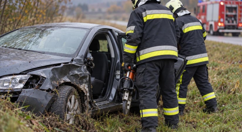 Árokba hajtott egy autó Sály közelében