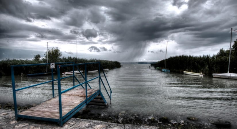 Életveszélyes roncsok rejtőzhetnek a Balatonban: búvároknak kellett kiemelniük az egyik éles fémszerkezeteket  Videó