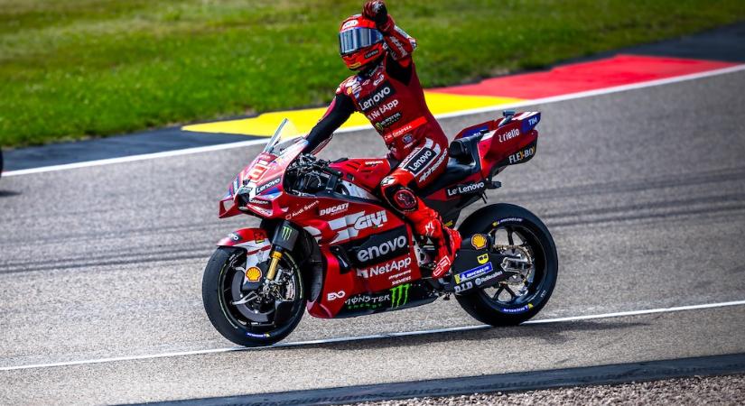 MotoGP Sachsenring 2026: Márquez ismét megállíthatatlan, Uriarte és Ortolá győzelmével vonult nyári szünetre a gyorsaságimotoros-világbajnokság
