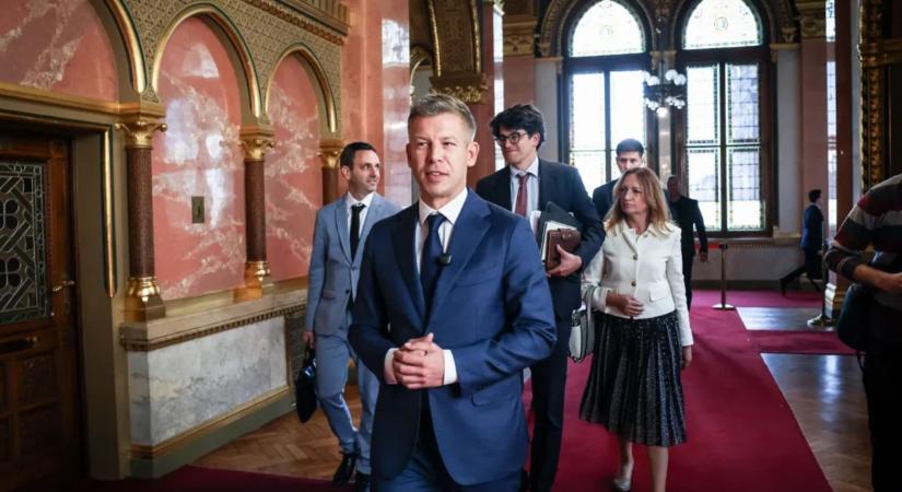 Magyar Péter a gyermekvédelemre hivatkozva támogatja a Chat Controlt – tényleg belenézhetnek a privát üzeneteinkbe?
