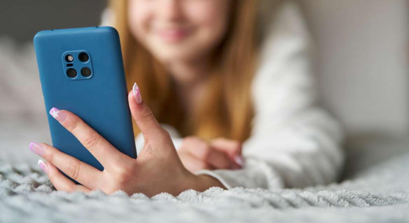Műköröm, miniszoknya, félredobott gyerekidentitás – a mai kiskamaszok tényleg lemaradnak a gyerekkorról?