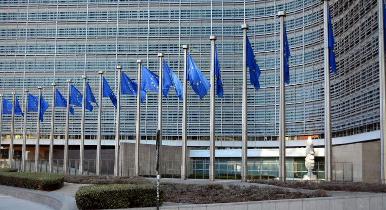 Az Európai Bizottság megtilthatja a 13 éven aluliaknak, hogy a közösségi medián lógjanak
