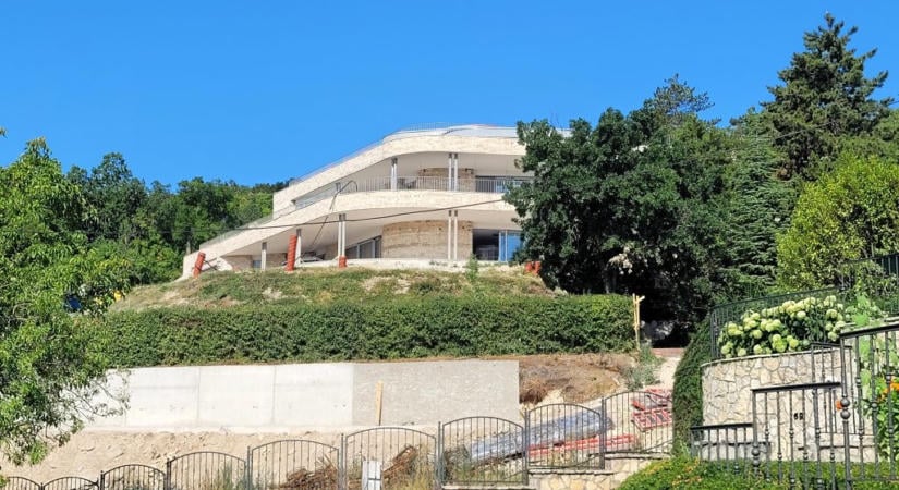 Letarolták és építési depónak használták a szomszédos Natura 2000 erdő egy részét egy épülő csopaki villánál