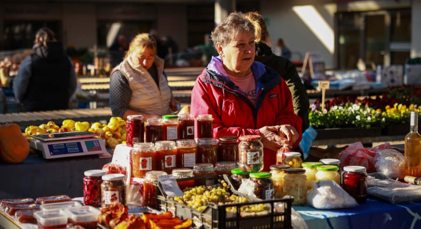 Különleges portékák is feltűntek a szekszárdi piacon (galéria  videó)