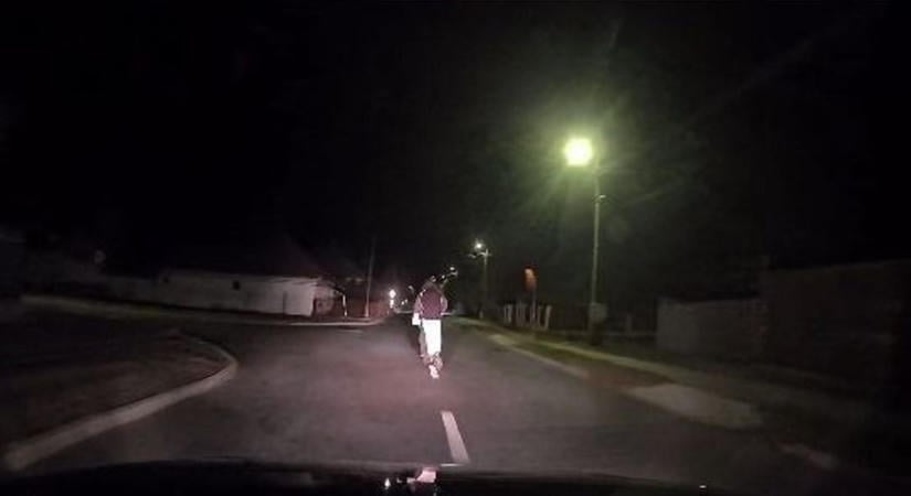 Sokkoló videó Mátészalkáról: csak a sofőrön múlott, hogy nem gázolta el a rolleren közlekedő két fiatalt