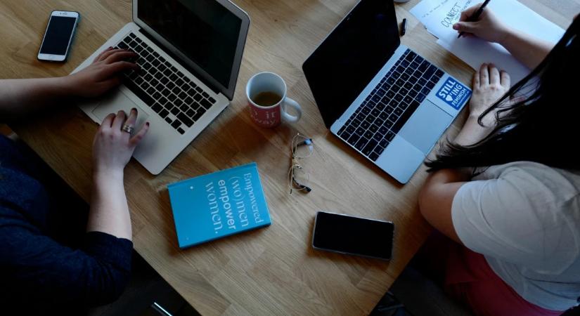 Időnként alábbhagy a produktivitásod? Így hekkelheted meg ciklustudatossággal a teljesítményedet, amikor a föld alá zuhan a hormonszinted