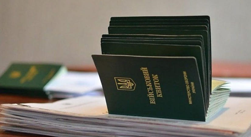 A Minisztertanács megtiltotta konzuli szolgáltatások nyújtását férfiaknak a katonai nyilvántartási okmányok nélkül