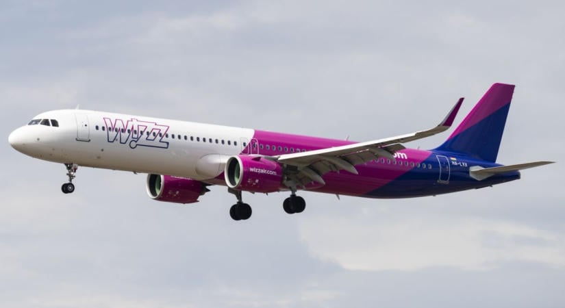 A jegyár marad, mégis jelentősen drágulnak a fapados repülőutak: ezen keres a Wizz és a Ryanair