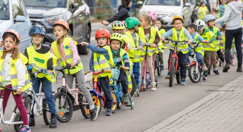 Különleges felvonulás Székesfehérváron – több mint 260 kisgyerek gurult végig a Gáz utcán (galéria)