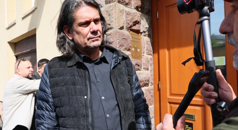 Deutsch Tamás keményen fogalmazott: „Az egyik egy pöcsmutogató bumfordi barom, Mága Zoltán pedig egy nemzetközi hírű művész”