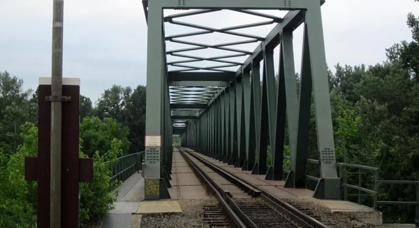Sebességkorlátozást vezet be a MÁV az algyői vasúti Tisza-hídon