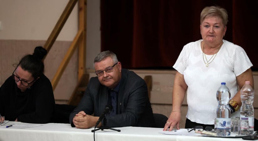 A bácsszőlősi képviselő-testület beperli a polgármestert  fotók