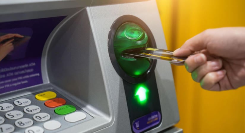 Itt a friss bejelentés: durván olcsóbbak lesznek a banki utalások
