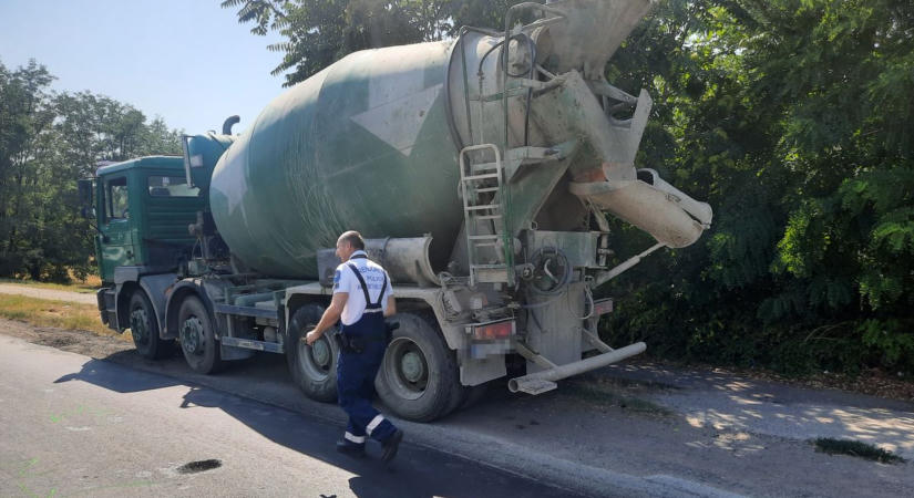Durva baleset: jogosítvány nélkül, vélhetően ittasan hajtott egy betonkeverőnek Nyíregyházán egy sofőr