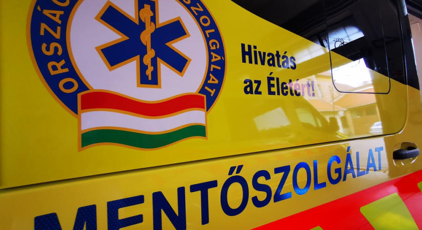 Betegellátás közben törtek fel egy mentőautót, táskát loptak belőle