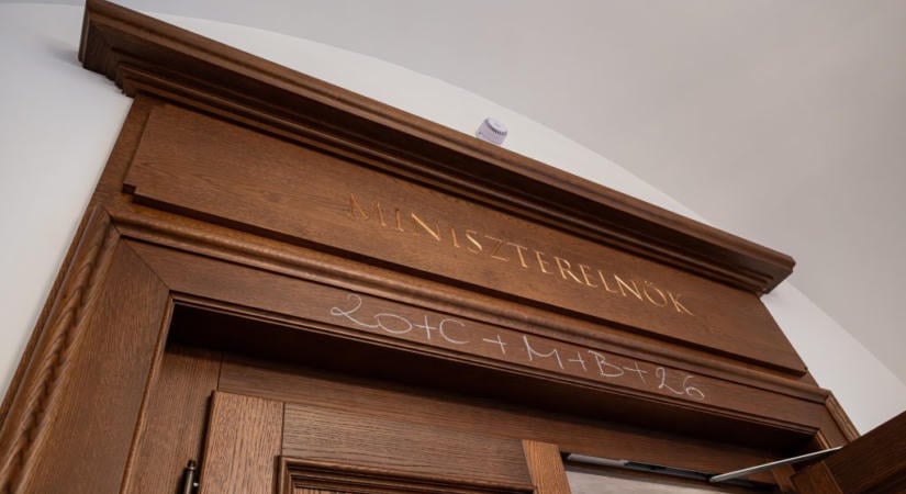 Orbán Viktor egy room tourral tér vissza csütörtök reggel