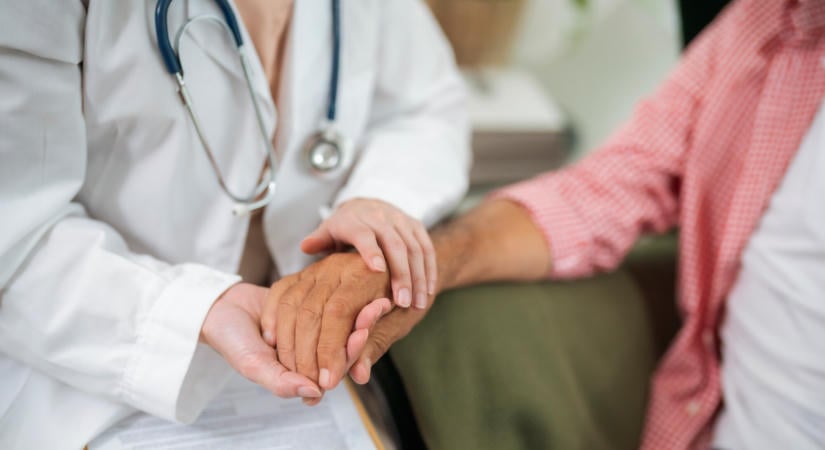 „Nem adhatunk ételt a kezébe, mert rögtön a kutyának adja” – Az Alzheimer-kór az egész család életére hatással van