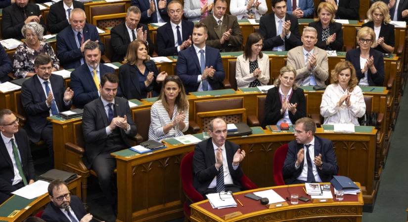 Kirakták az Élő Környezetért Felelős Bizottságból a vadászatokon pózoló Kaprinyák Tibort