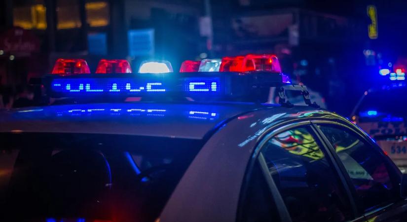 Roncsok hevertek mindenütt: autóbusz tarolta le a rendőrautót