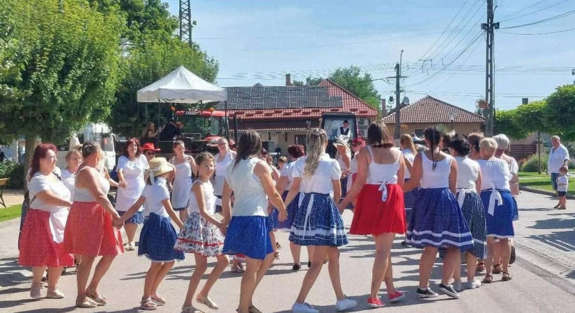 Traktorokkal és lovaskocsikkal vonultak végig Iváncsán – hajnalig tartott az aratóünnep