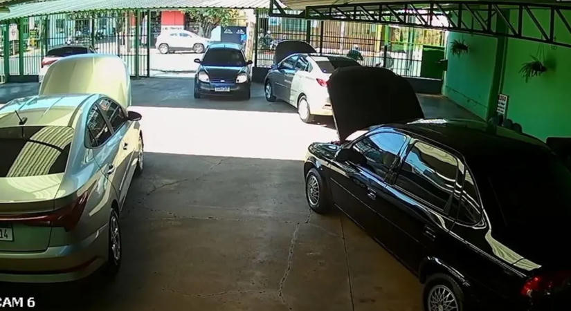 Baleset után hihetetlenül pontosan állt be egy autókereskedésbe a fiatal nő - videó