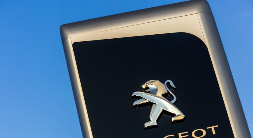 Akkumulátorhiány fojtogatja az autóipart: sorra állnak le a FIAT és a Peugeot gyárai