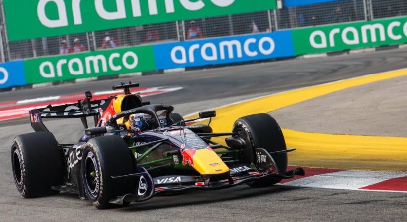 Hiába nyerte meg a szingapúri sprintkvalifikációt Verstappen, Hamilton miatt veszélyben az első helye
