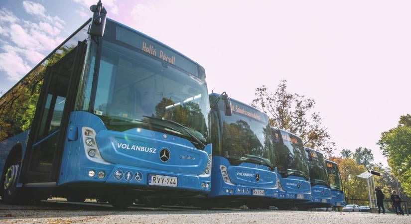 Az emeletesek után újabb gigantikus beszerzést jelentett be Vitézy Dávid: a hévek helyett is bevetik majd a szupercsuklósokat, több mint 500 busz a listán