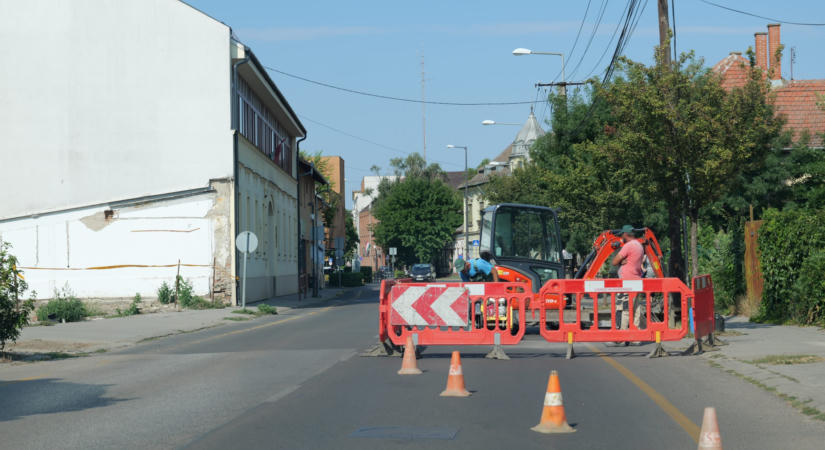 Életbe lépett a Deák Ferenc utcai félpályás útlezárás